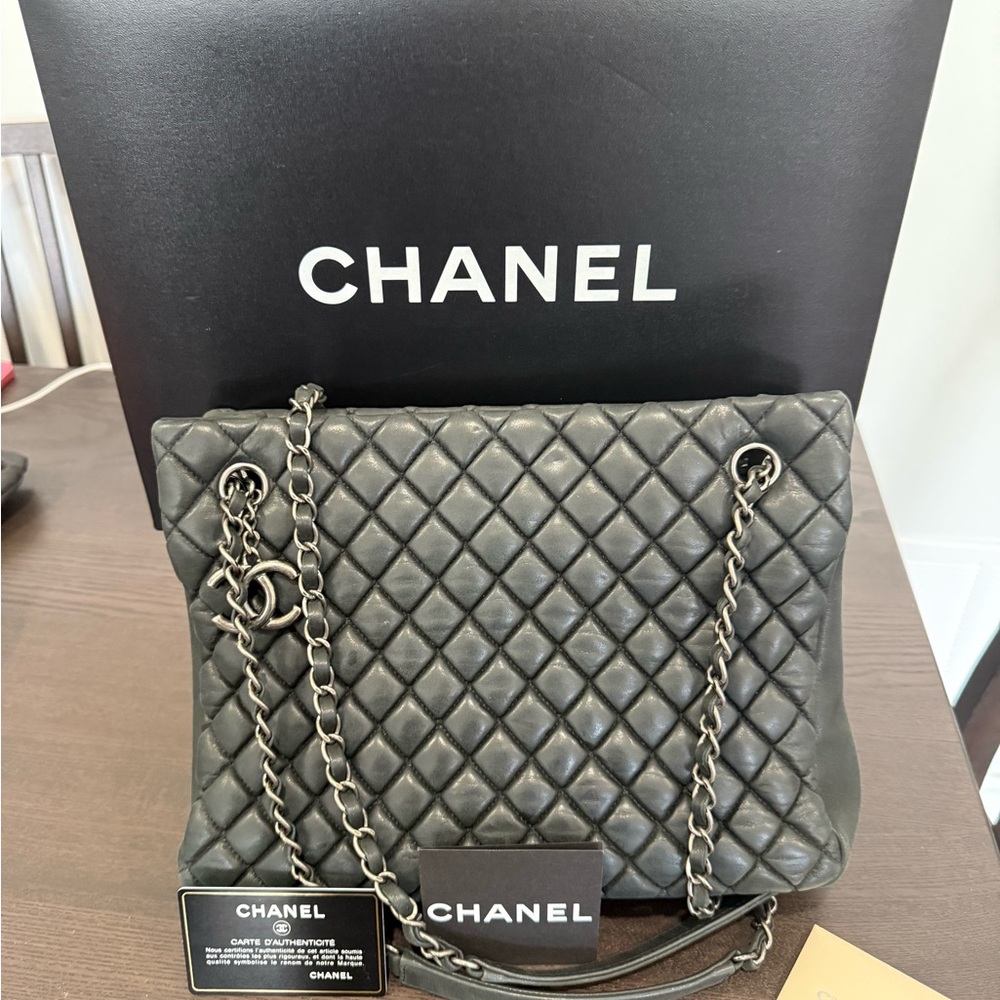 Chanel black Quilted Leather Shoulder Bag - Picture 1 of 7